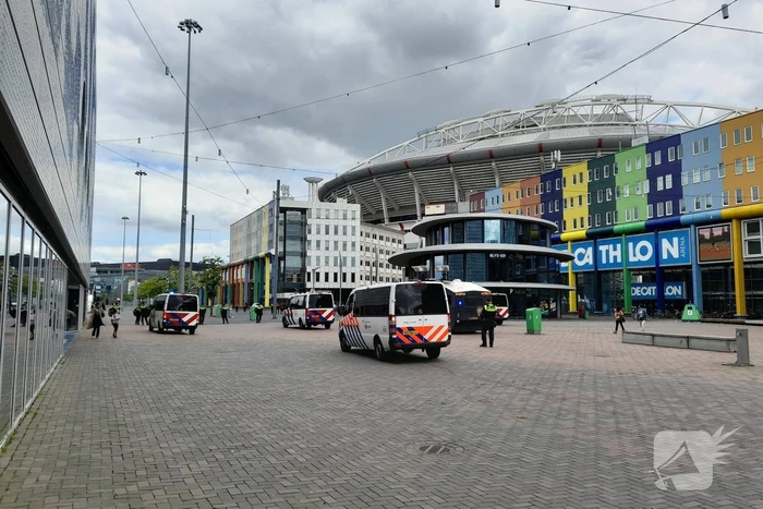Grootscheepse ME oefening bij Johan Cruijff ArenA