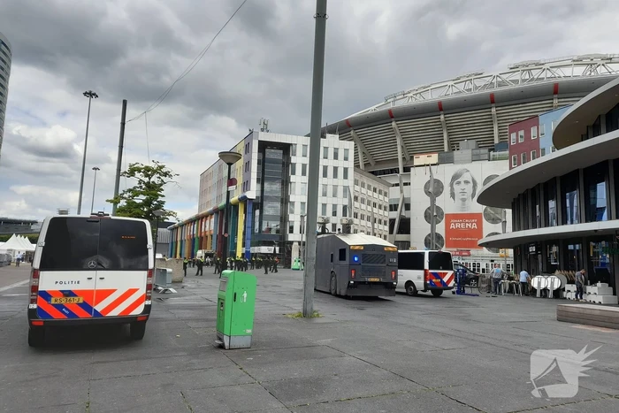 Grootscheepse ME oefening bij Johan Cruijff ArenA