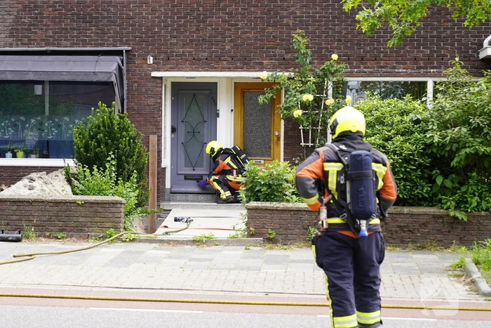 Brandweer doet metingen vanwege gaslucht