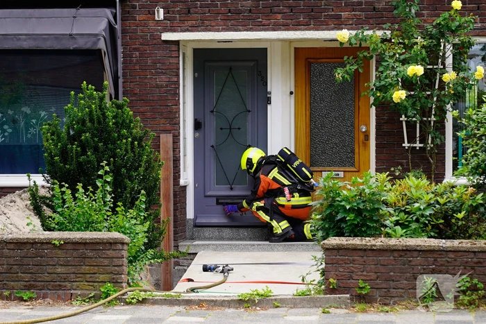 Brandweer doet metingen vanwege gaslucht