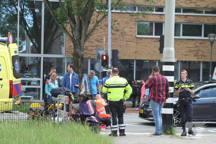 Scooterrijder gewond bij aanrijding met auto