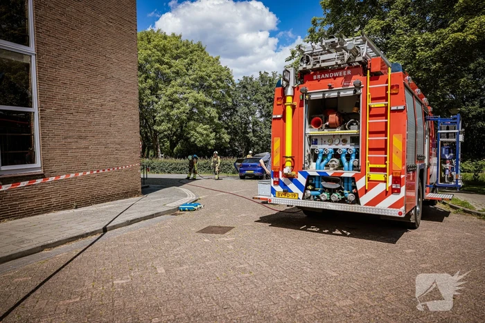 Geparkeerde auto vat vlam