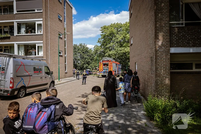 Geparkeerde auto vat vlam