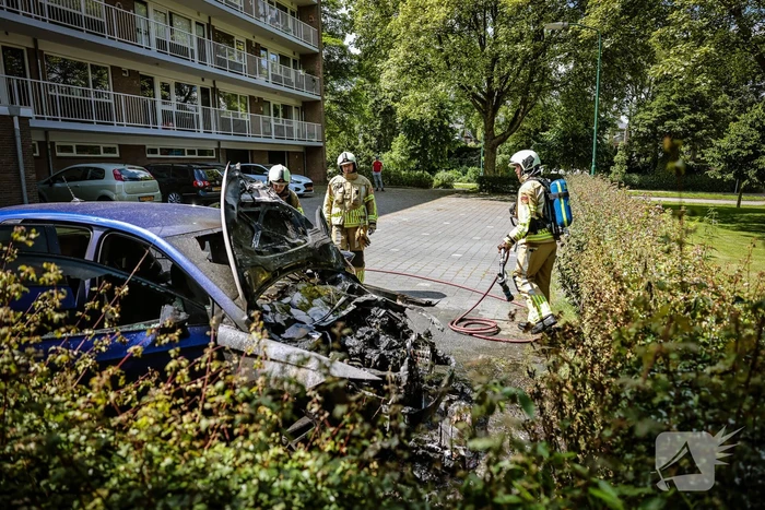Geparkeerde auto vat vlam