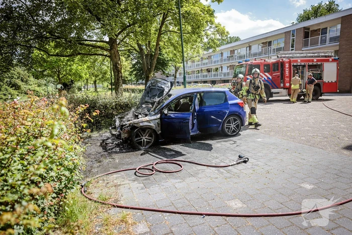 Geparkeerde auto vat vlam