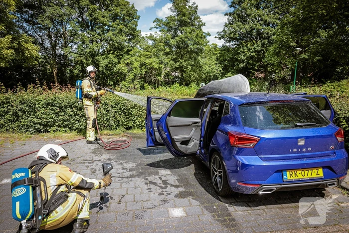 Geparkeerde auto vat vlam
