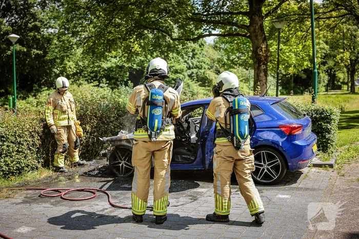 Geparkeerde auto vat vlam