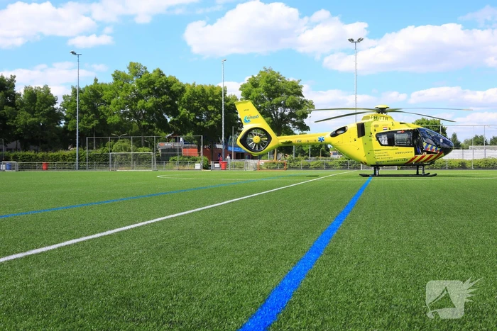 Traumahelikopter landt op voetbalveld ASC Nieuwland