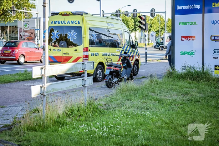 Vrouw gewond bij aanrijding op fietspad