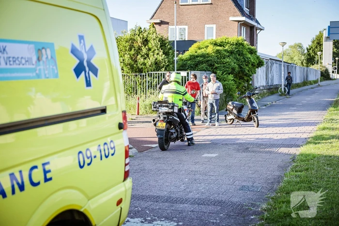 Vrouw gewond bij aanrijding op fietspad