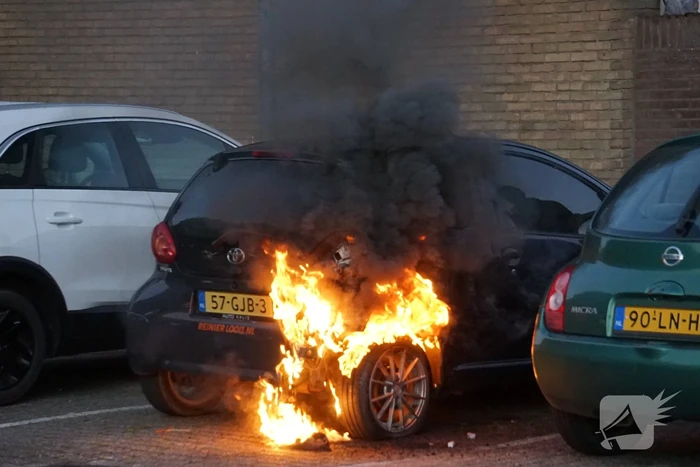 Auto brandt volledig uit