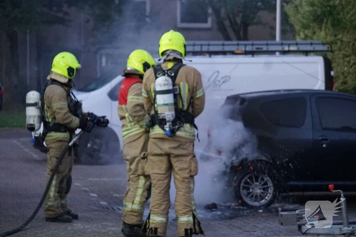 Auto brandt volledig uit