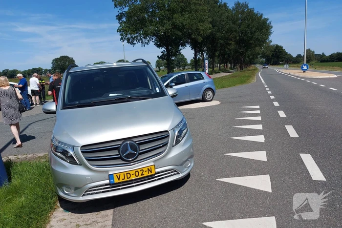 Twee voertuigen botsen op kruising