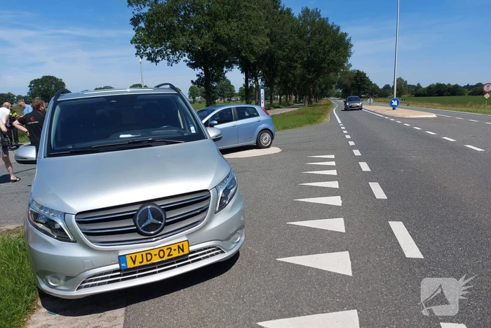 Twee voertuigen botsen op kruising
