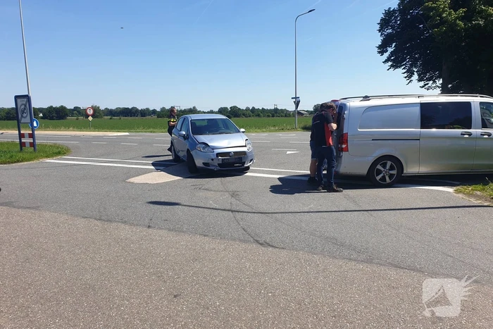Twee voertuigen botsen op kruising