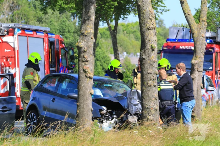 Auto frontaal op boom gebotst