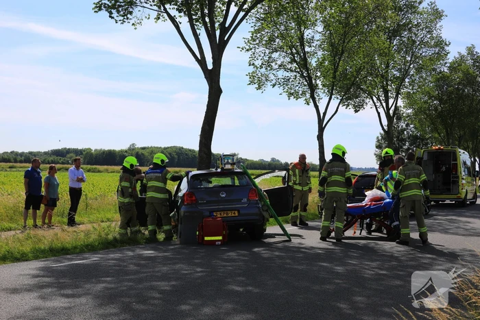 Auto frontaal op boom gebotst