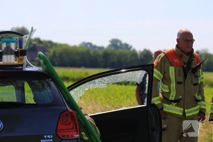 Auto frontaal op boom gebotst