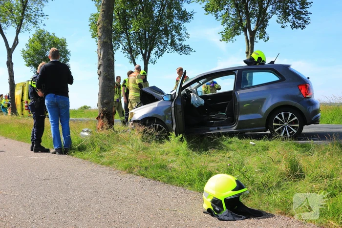 Auto frontaal op boom gebotst