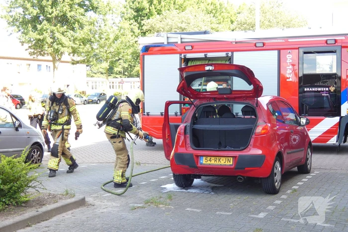 Achterwiel geparkeerde auto in brand