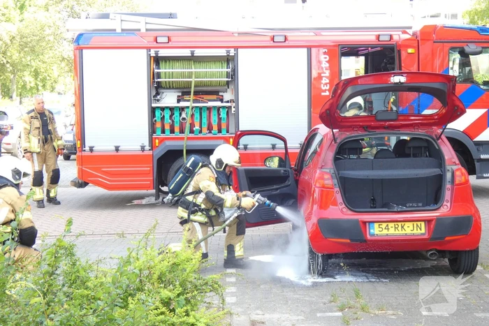 Achterwiel geparkeerde auto in brand