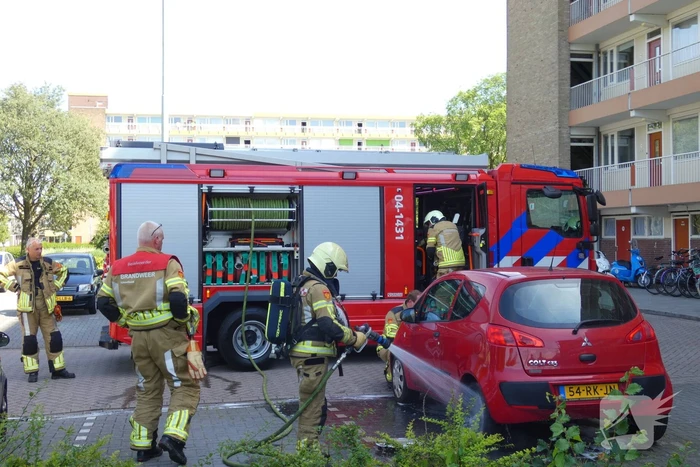 Achterwiel geparkeerde auto in brand