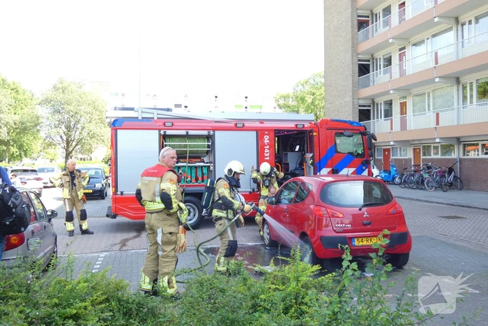 Achterwiel geparkeerde auto in brand