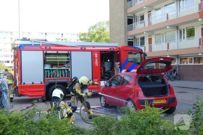 Achterwiel geparkeerde auto in brand