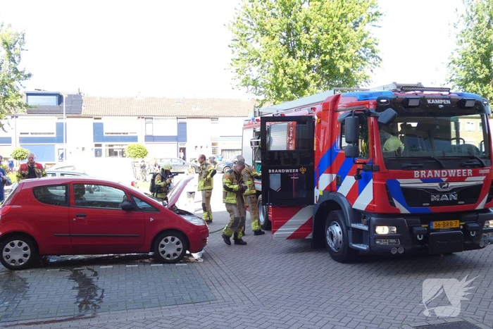 Achterwiel geparkeerde auto in brand