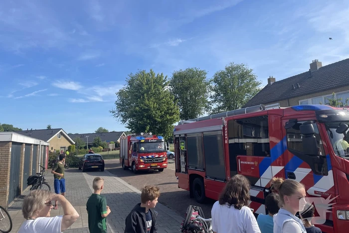 Brandweer doet onderzoek naar afgaan van rookmelder in woning