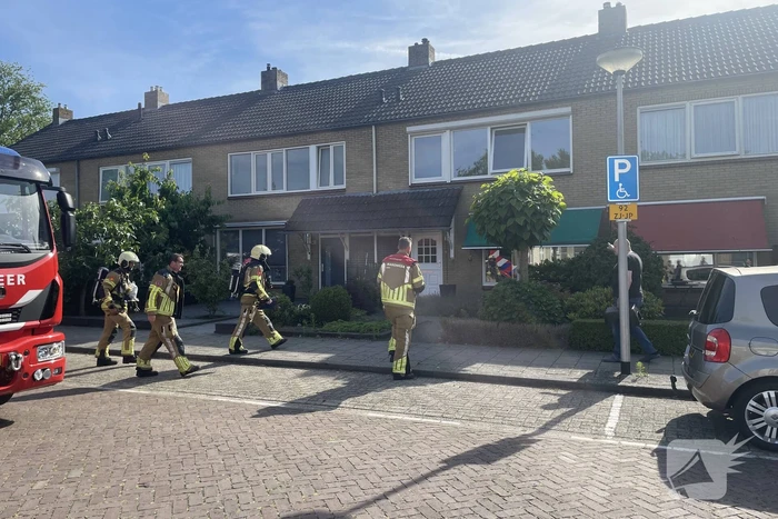 Brandweer doet onderzoek naar afgaan van rookmelder in woning