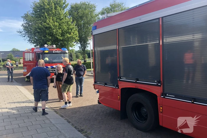Brandweer doet onderzoek naar afgaan van rookmelder in woning