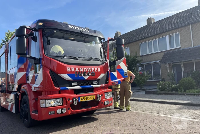 Brandweer doet onderzoek naar afgaan van rookmelder in woning