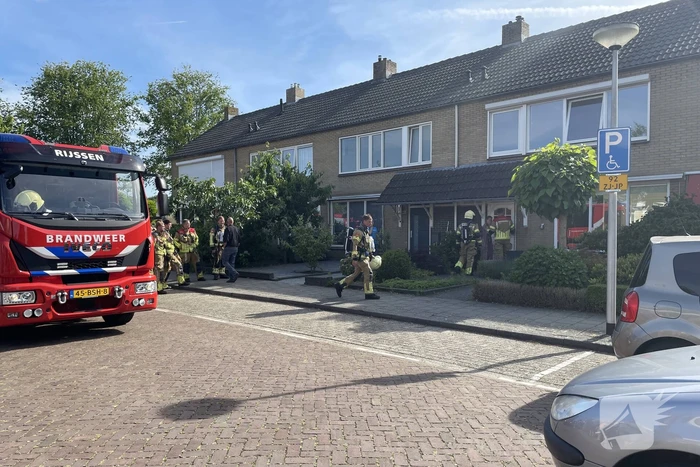 Brandweer doet onderzoek naar afgaan van rookmelder in woning