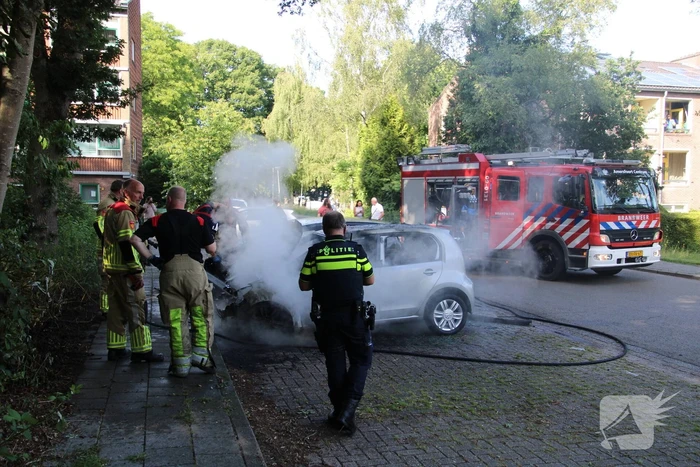 Twee auto's in brand op parkeerplaat