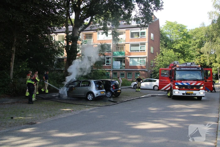 Twee auto's in brand op parkeerplaat