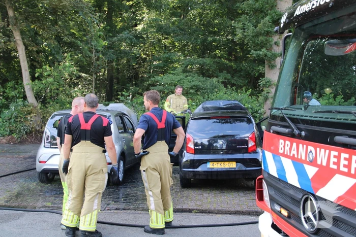 Twee auto's in brand op parkeerplaat