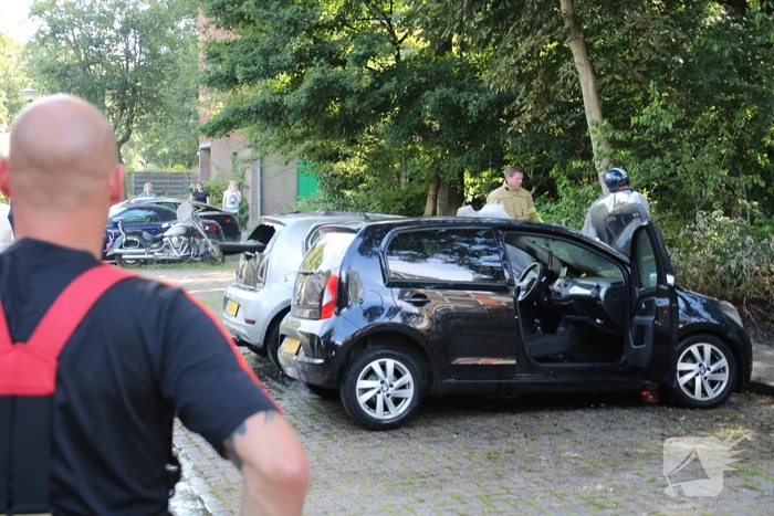 Twee auto's in brand op parkeerplaat