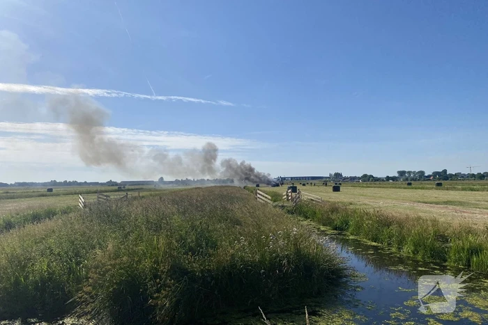 Hooibaal wikkelmachine gaat in vlammen op