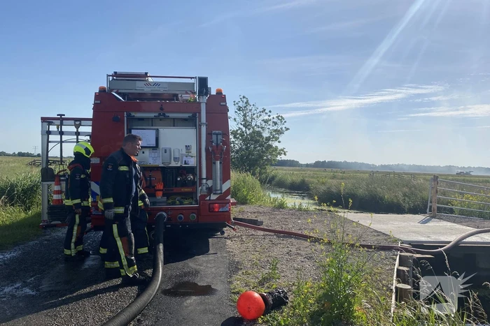 Hooibaal wikkelmachine gaat in vlammen op