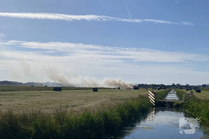 Hooibaal wikkelmachine gaat in vlammen op