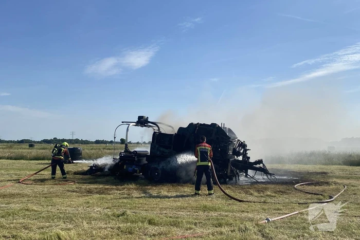 Hooibaal wikkelmachine gaat in vlammen op