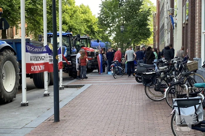 Boeren en vrachtwagenchauffeurs protesteren voor provinciehuis