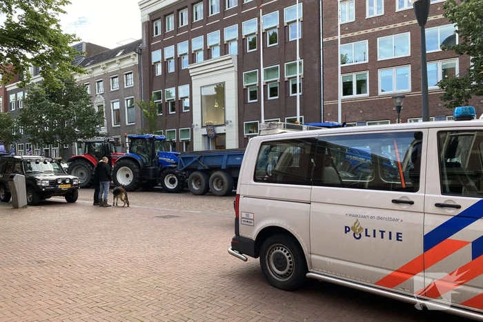 Boeren en vrachtwagenchauffeurs protesteren voor provinciehuis