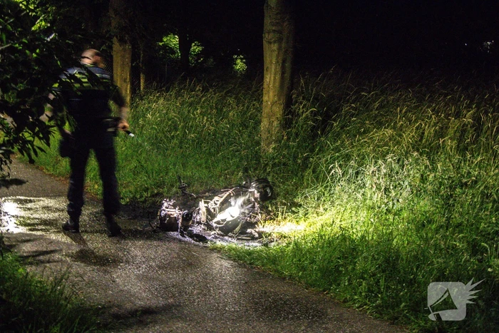 Scooter verwoest vanwege brand in Limbrichterveld