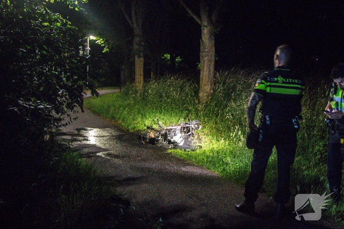 Scooter verwoest vanwege brand in Limbrichterveld