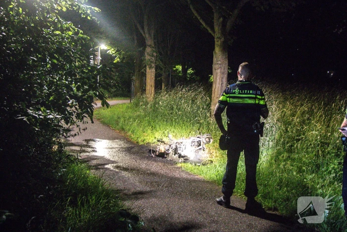 Scooter verwoest vanwege brand in Limbrichterveld