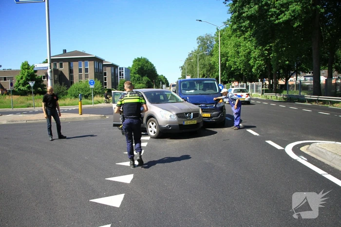 Bestelbus en auto botsen op kruising