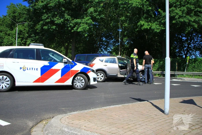 Bestelbus en auto botsen op kruising