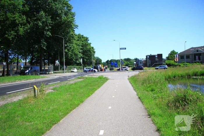 Bestelbus en auto botsen op kruising